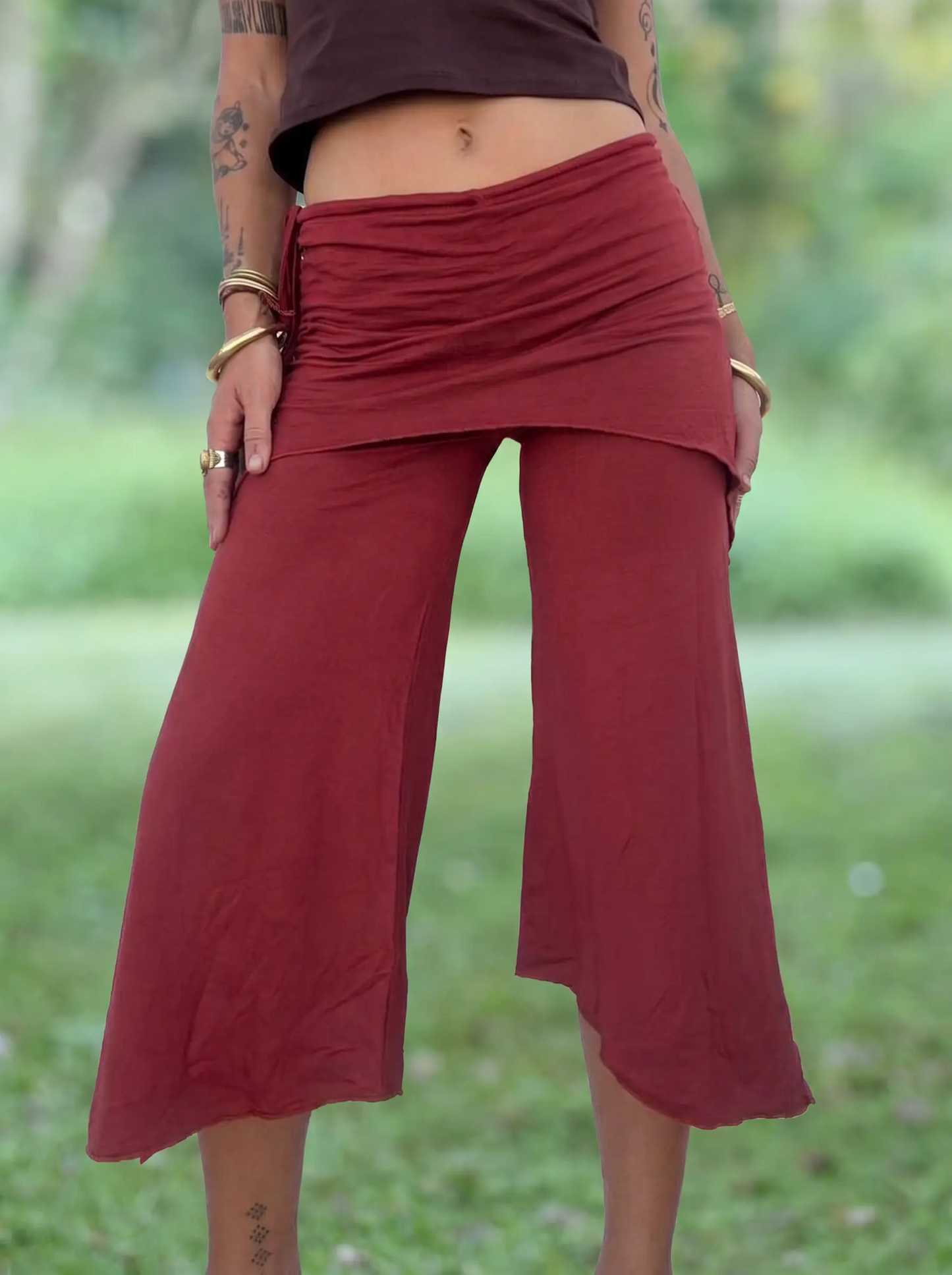 Asymmetrische Cropped-Hose mit weitem Bein und Kordelzug – Faux-Zweiteiler-Design
