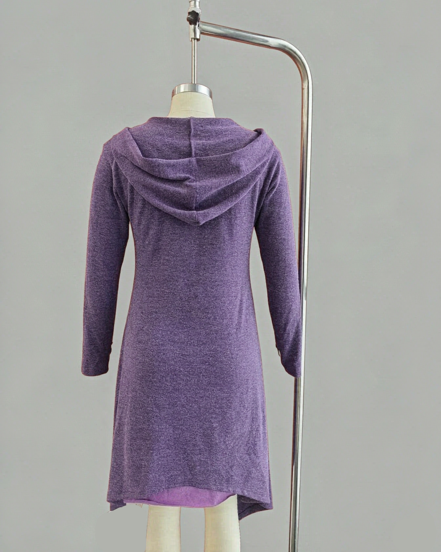 Lila Damen-Cardigan mit Kapuze im Elfenstil und asymmetrischem Saum