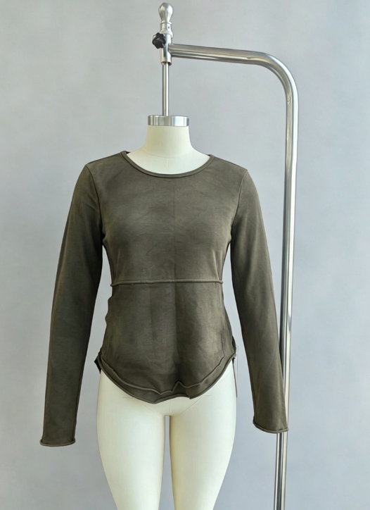 Distressed Langarmtop mit geschwungenen aufgesetzten Taschen, Ziernähten und gerundetem Saum
