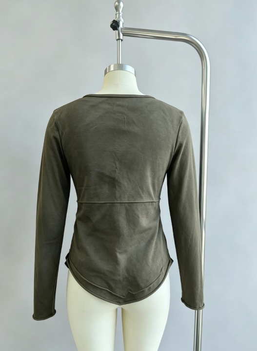 Distressed Langarmtop mit geschwungenen aufgesetzten Taschen, Ziernähten und gerundetem Saum