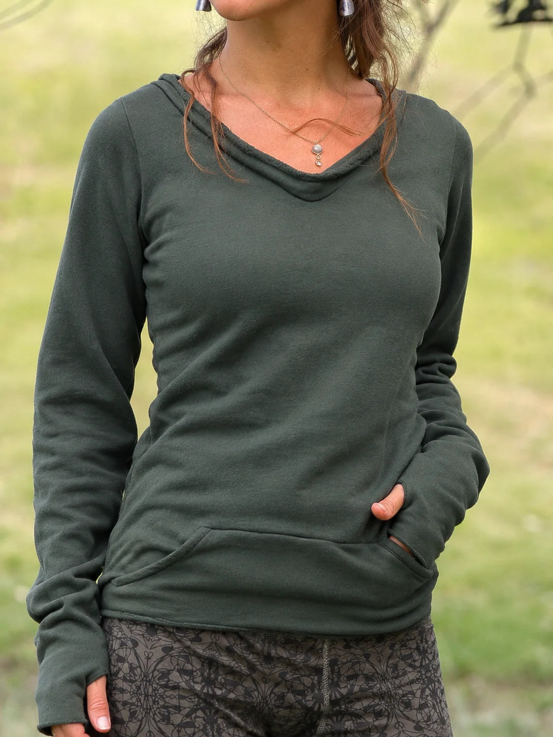 Vintage-Fleece-Top mit V-Ausschnitt, langen Ärmeln, Taschen und Raw-Edge-Saum