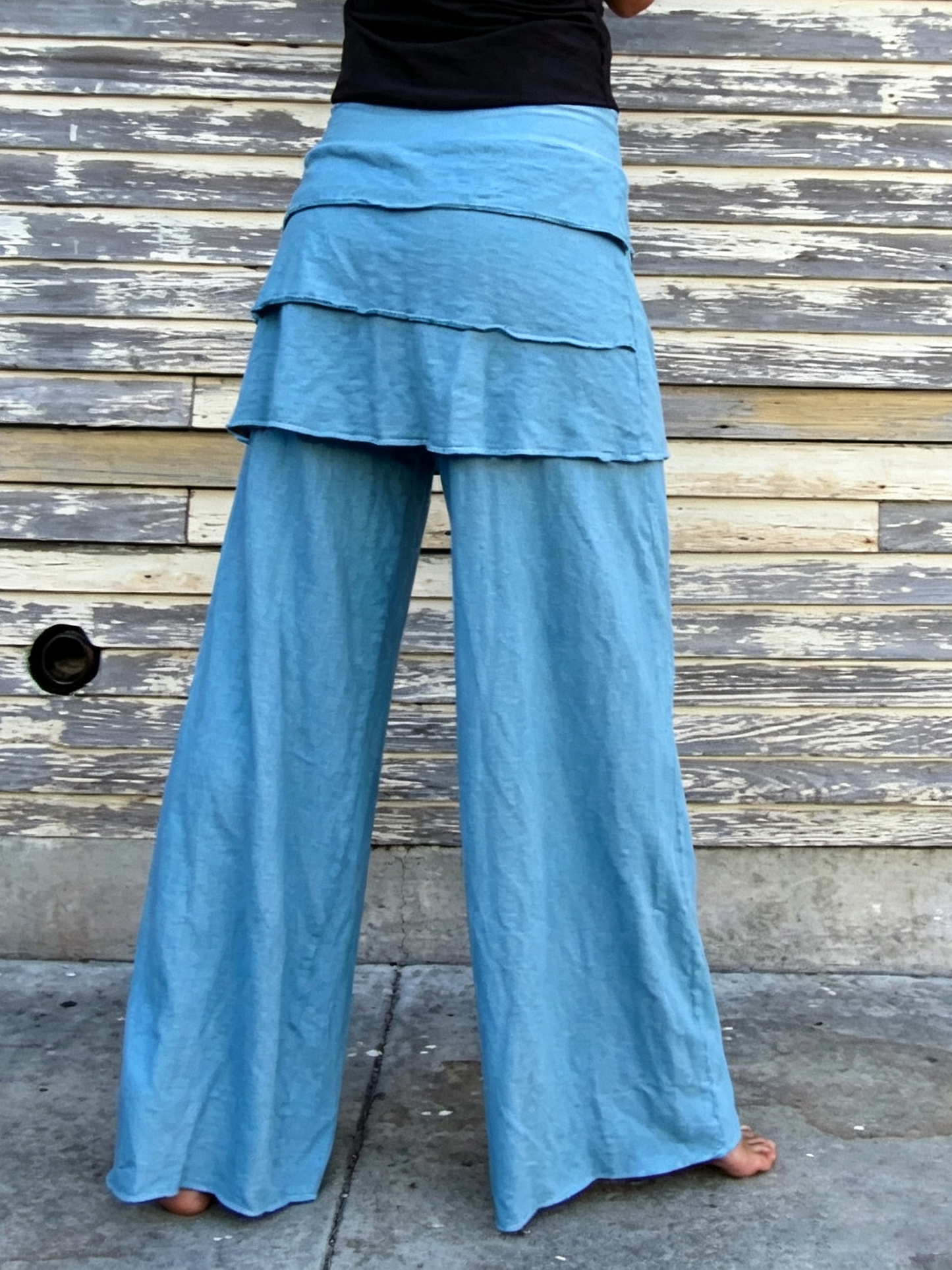 Simplicity-Hose mit Minirock und Rüschensaum hinten