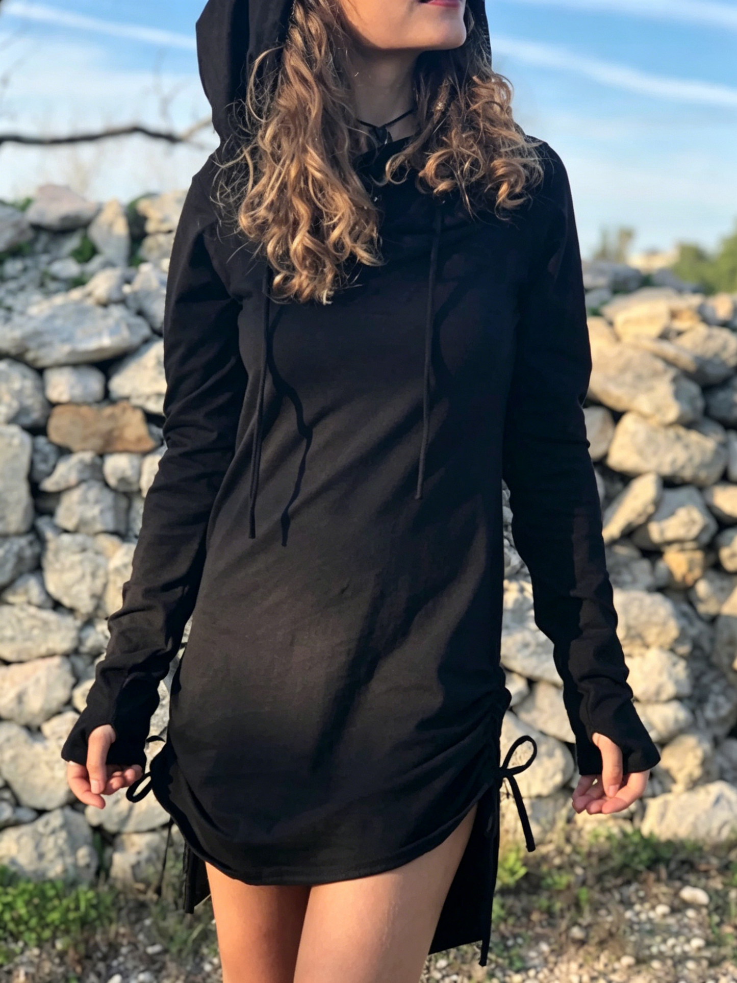 Kapuzenshirt-Kleid mit Wasserfallausschnitt: Langärmliges Baumwoll-Rave-Kleid