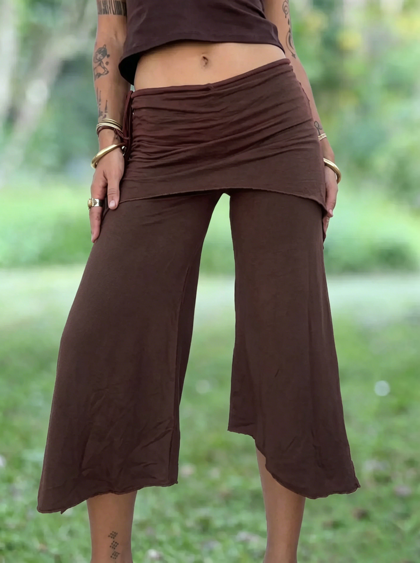 Asymmetrische Cropped-Hose mit weitem Bein und Kordelzug – Faux-Zweiteiler-Design