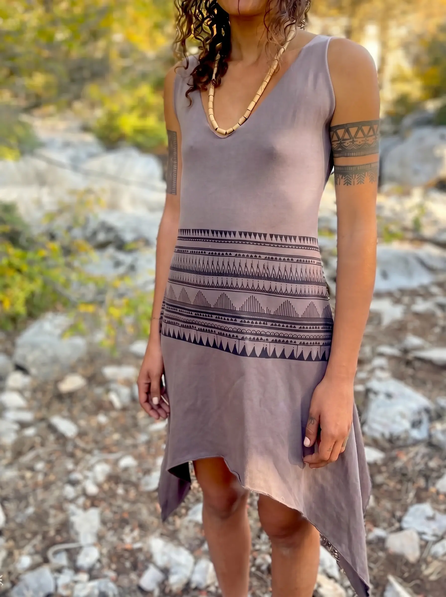 Ärmelloses Tankkleid mit Tribal-Print, V-Ausschnitt und asymmetrischem Saum