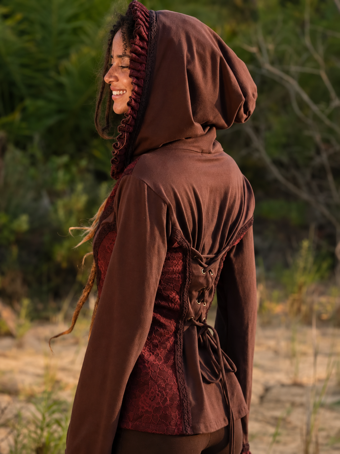 Baumwoll-Boho-Hoodie: Spitzenrüschen, Glockenärmel – Festival-Top