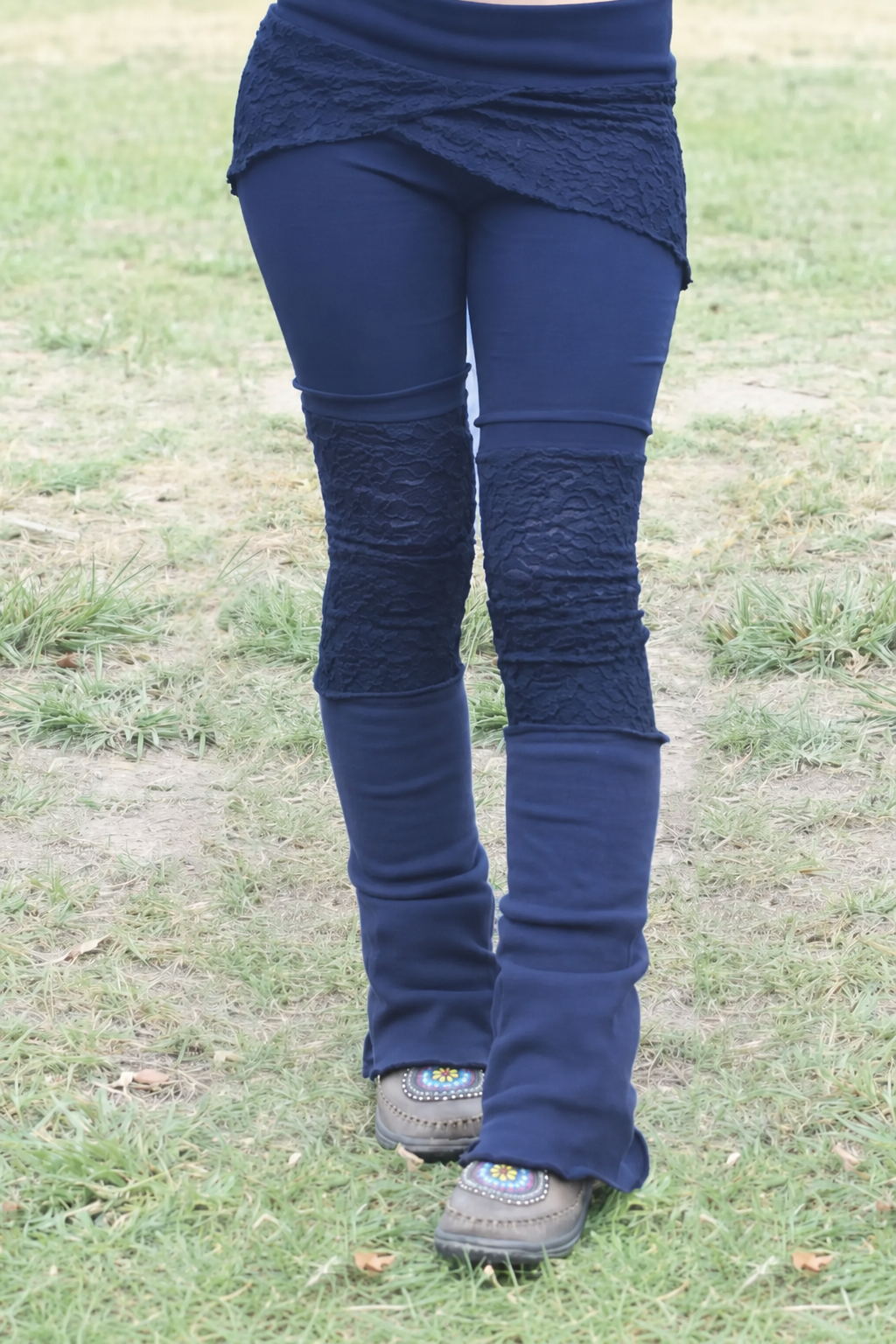 Layering-Leggings im Wickelstil mit Spitzen-Patchwork und leicht ausgestelltem Bein