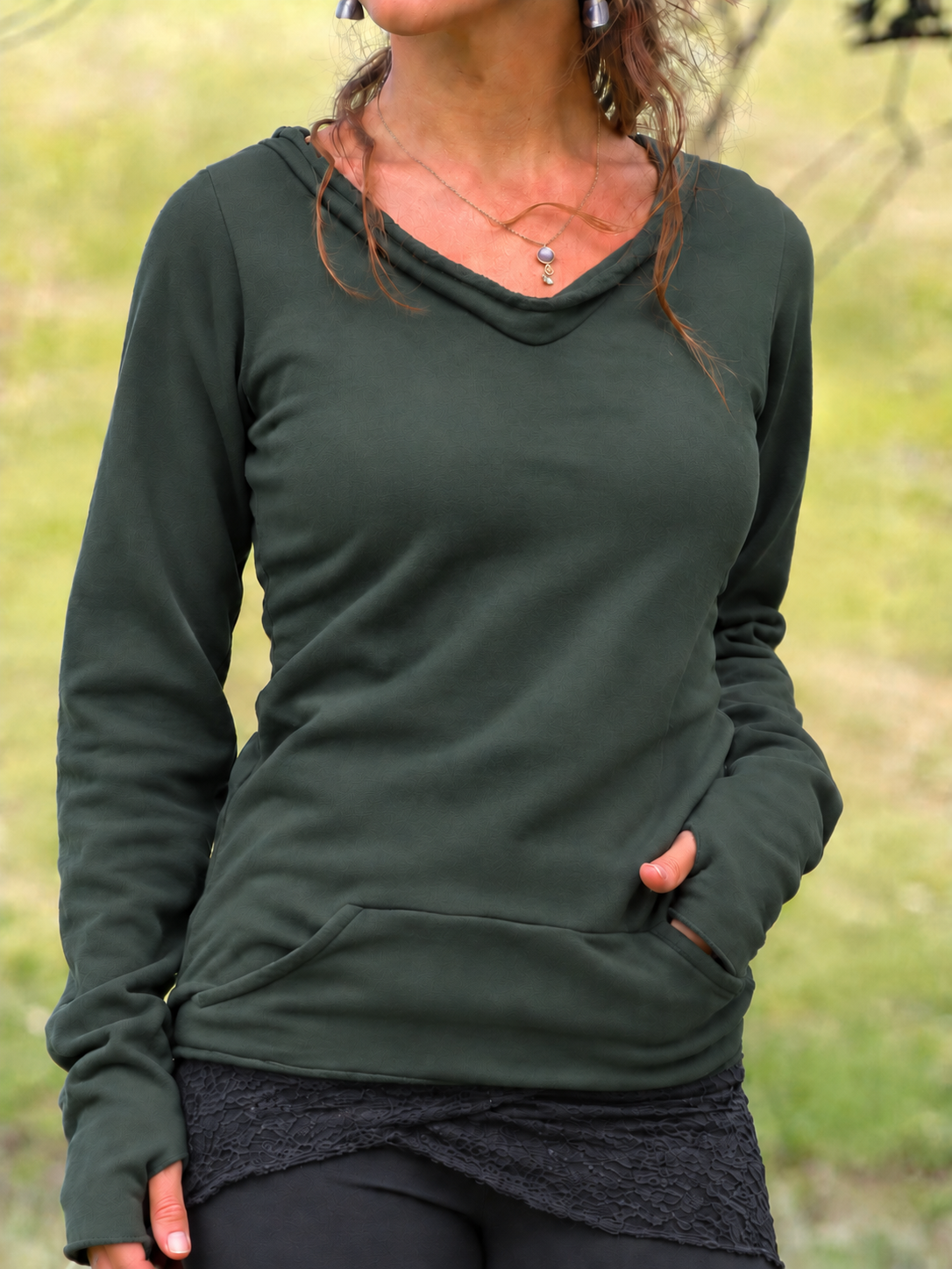 Vintage-Fleece-Top mit V-Ausschnitt, langen Ärmeln, Taschen und Raw-Edge-Saum