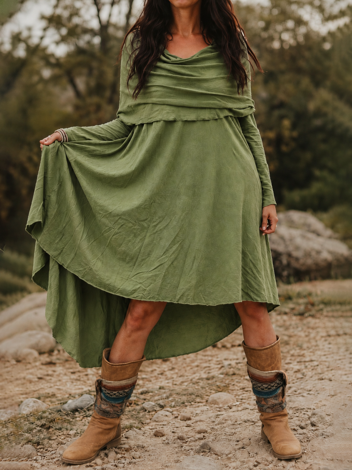 Doppellagiges Langarmkleid mit Cowl-Neck und asymmetrischem High-Low-Saum