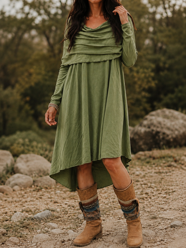 Doppellagiges Langarmkleid mit Cowl-Neck und asymmetrischem High-Low-Saum
