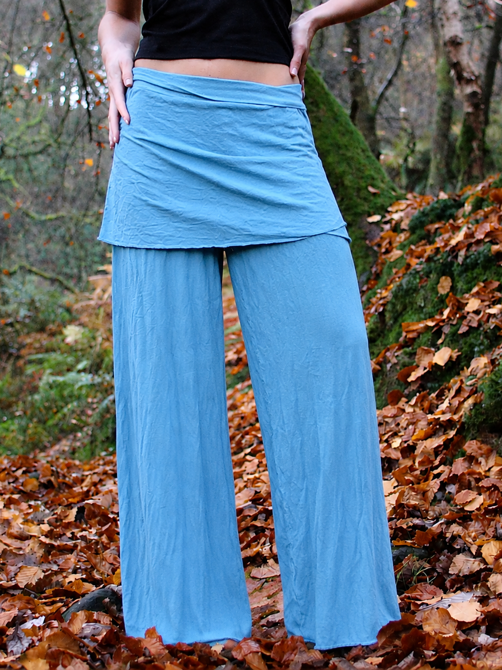 Simplicity-Hose mit Minirock und Rüschensaum hinten