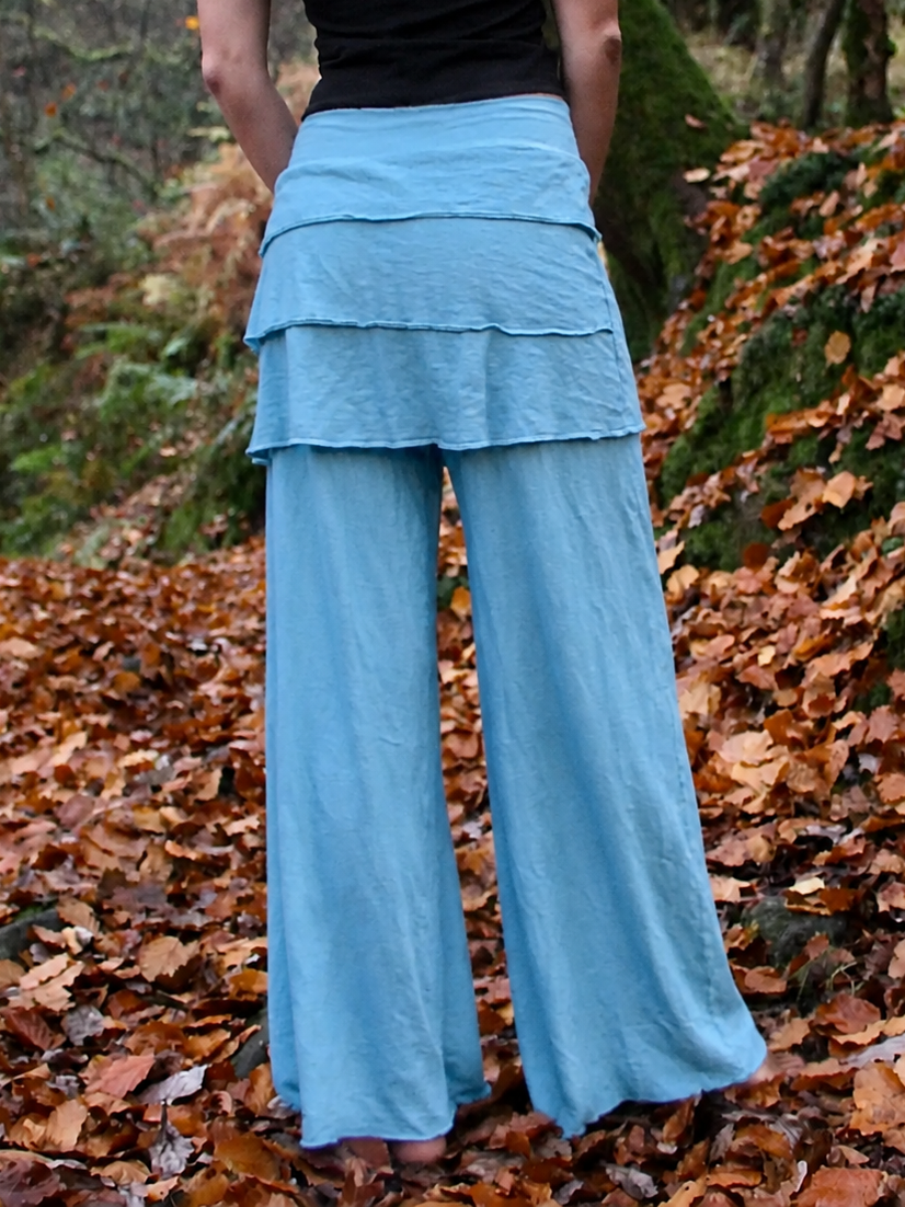 Simplicity-Hose mit Minirock und Rüschensaum hinten