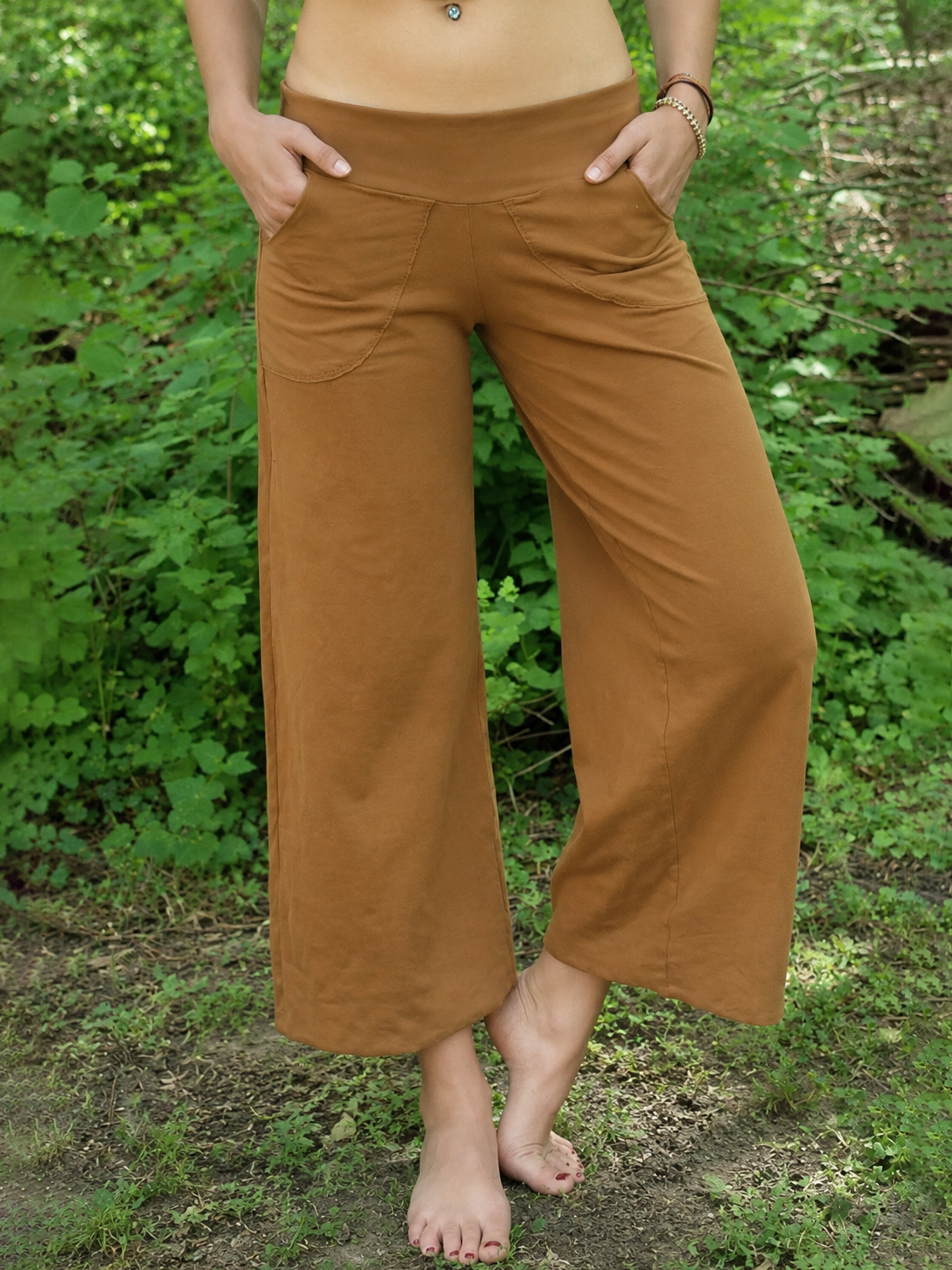 Karamellfarbene Cropped-Wide-Leg-Hose mit Raw-Edge-Saum und Taschen