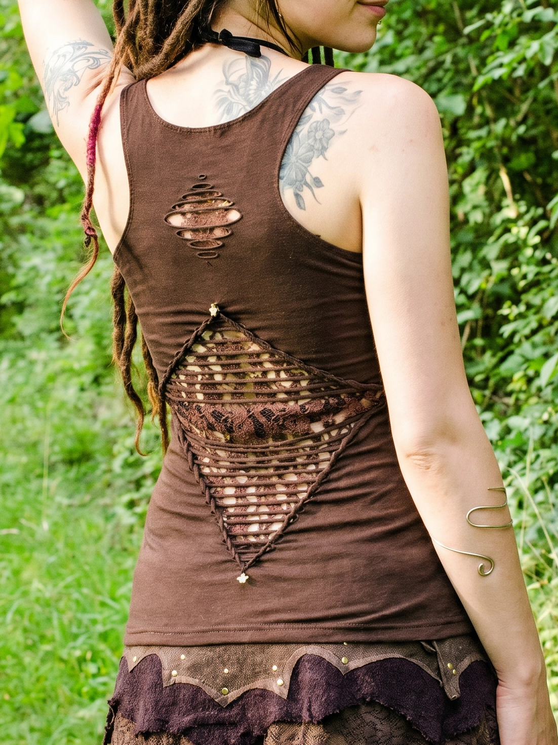 Racerback Cut-Out-Top – mit Spitze und Messingperlen – Braun