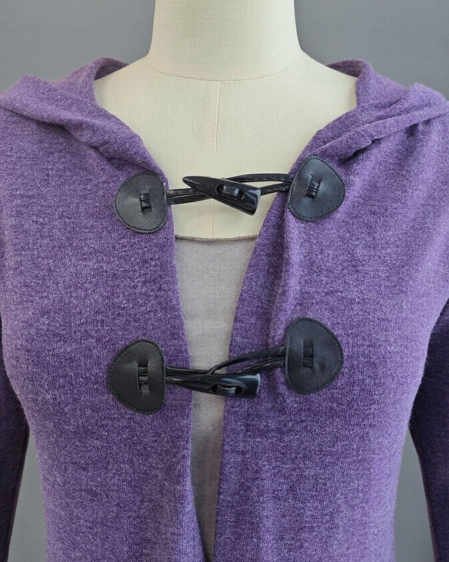 Lila Damen-Cardigan mit Kapuze im Elfenstil und asymmetrischem Saum