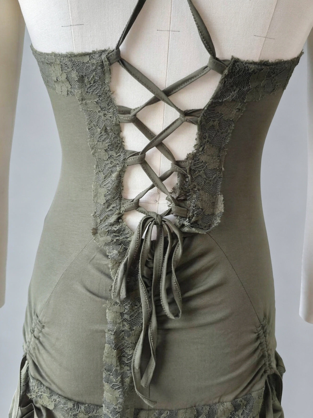 Vintage-Kleid mit V-Ausschnitt, Crisscross-Rücken und Spitzen-Patchwork