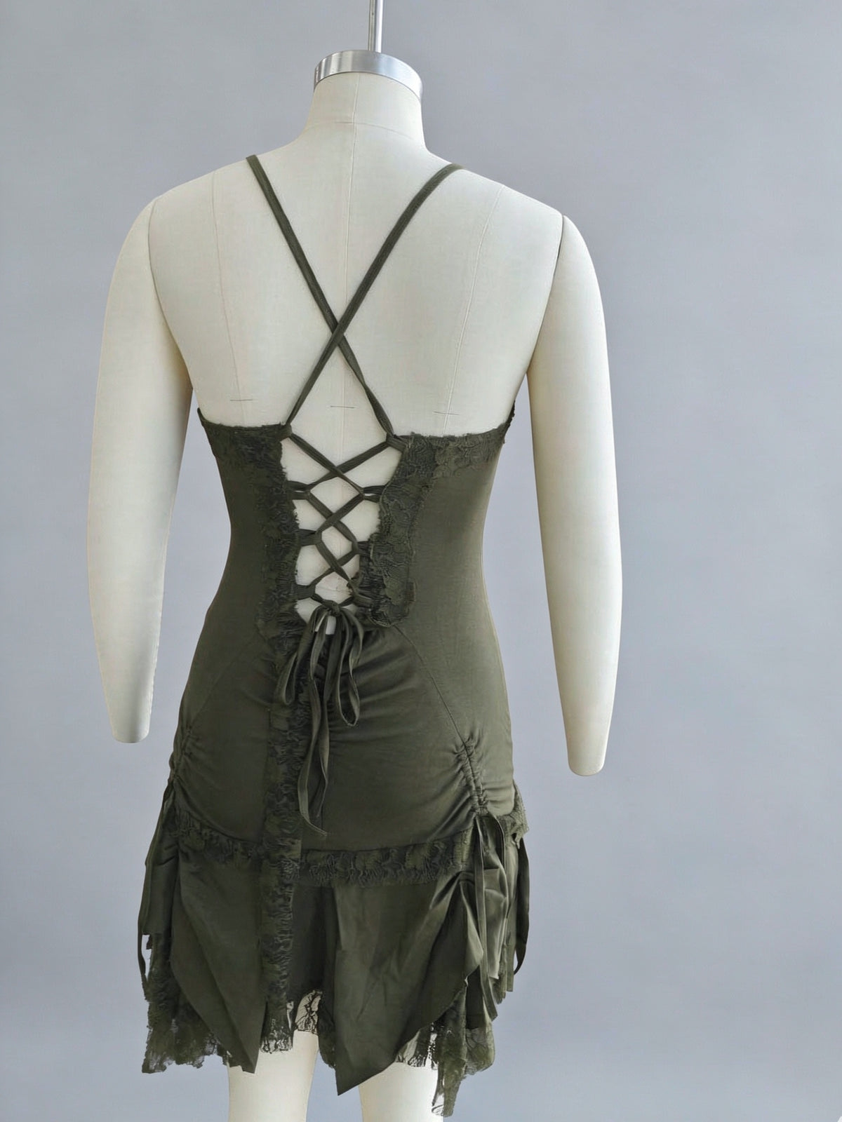 Vintage-Kleid mit V-Ausschnitt, Crisscross-Rücken und Spitzen-Patchwork