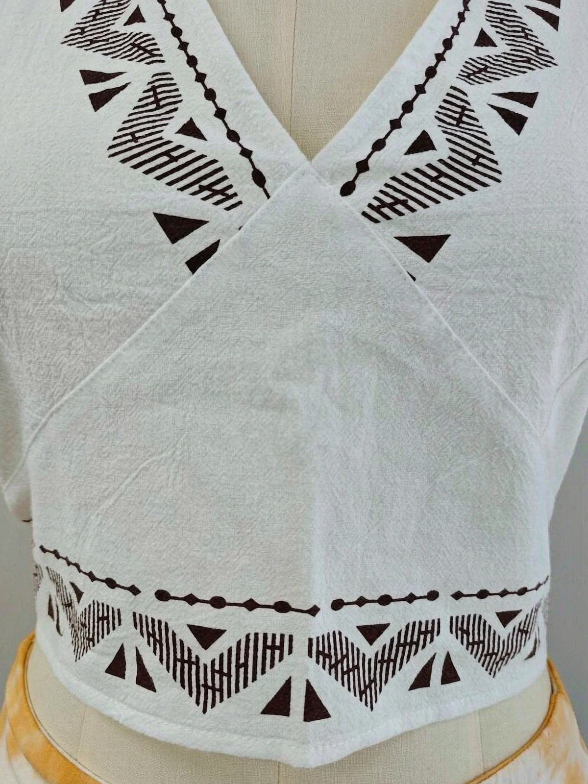 Boho Cropped-Top mit tiefem V-Ausschnitt und Neckholder | Ethno-Print