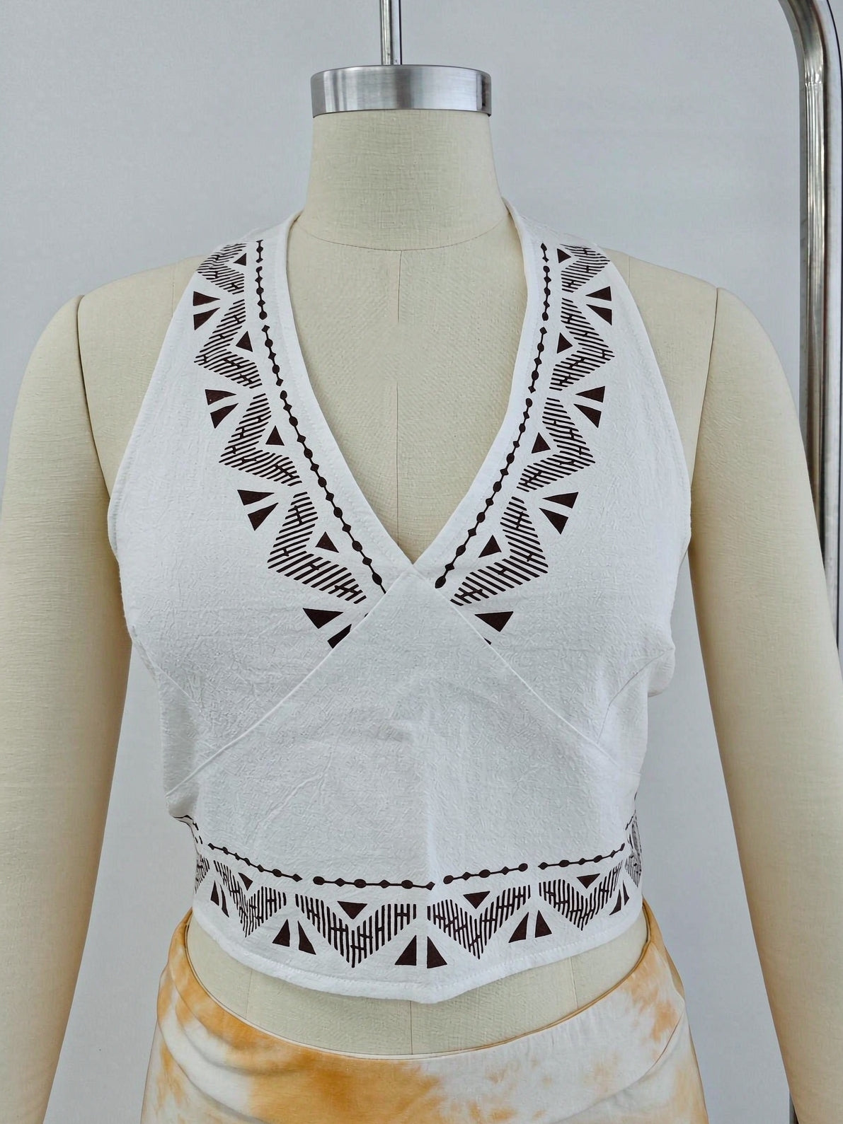 Boho Cropped-Top mit tiefem V-Ausschnitt und Neckholder | Ethno-Print