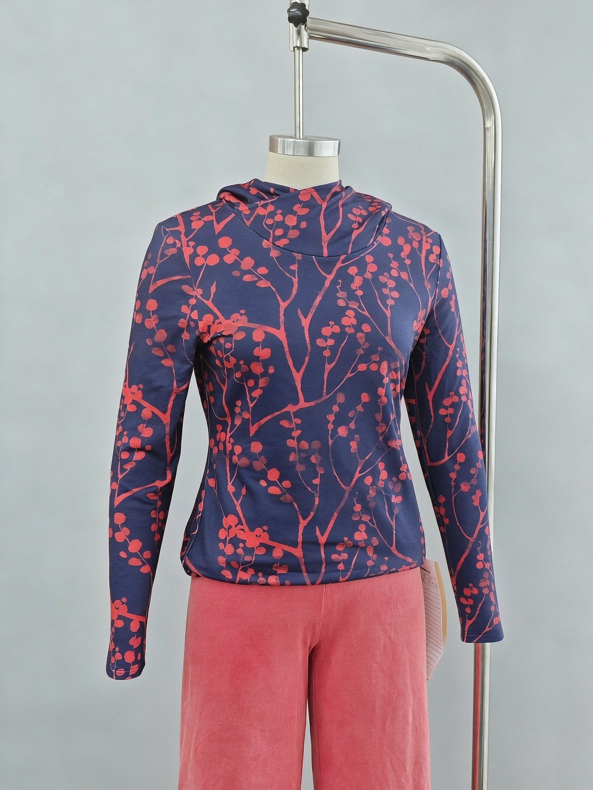 Top mit Ast-Print, Cowl-Kragen und Kapuze