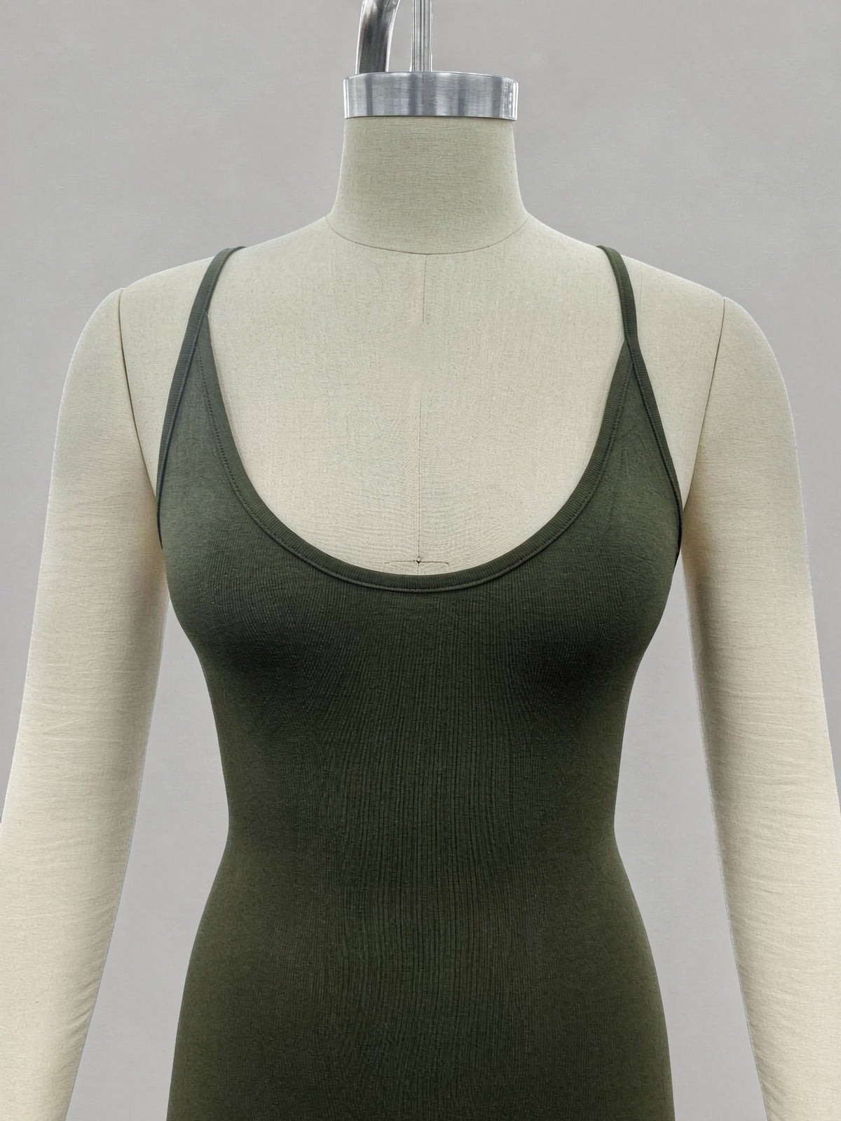 Langes Kleid mit Schlitzen und korsettartigem Rücken