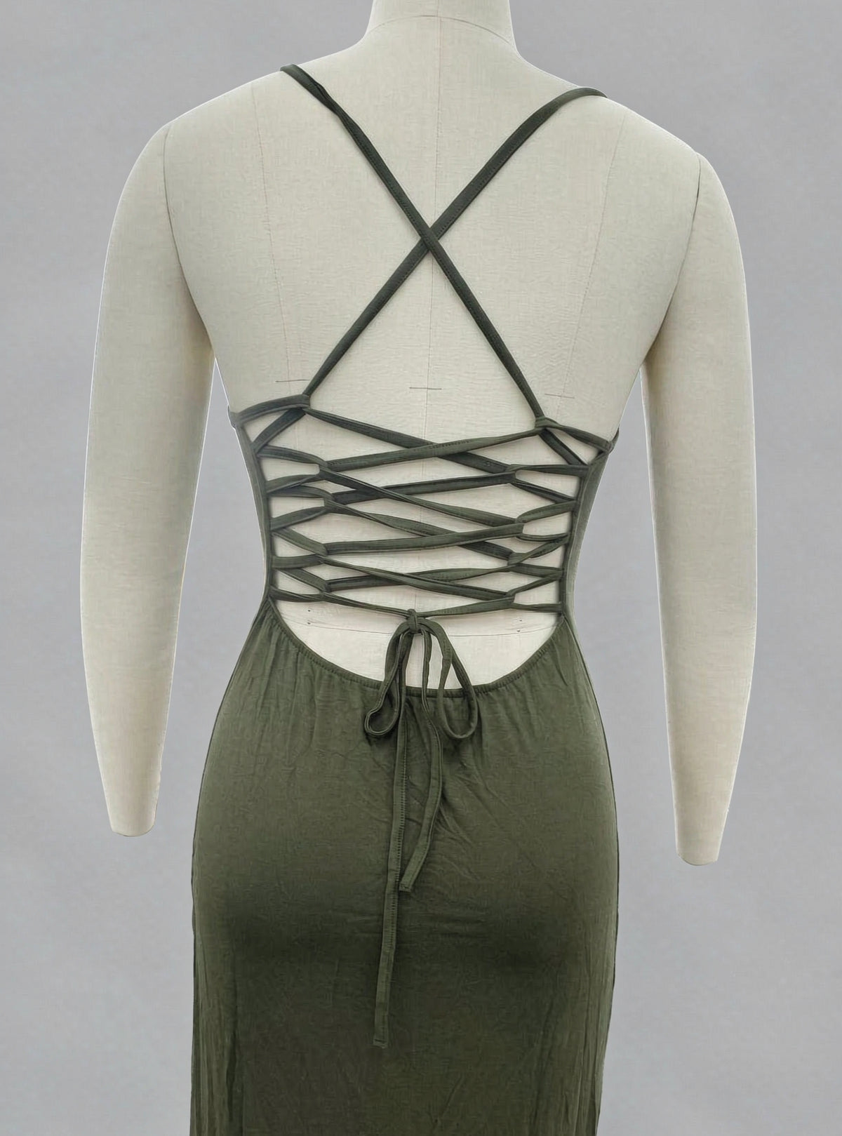 Langes Kleid mit Schlitzen und korsettartigem Rücken