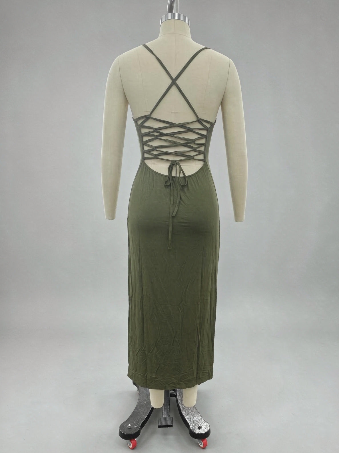Langes Kleid mit Schlitzen und korsettartigem Rücken