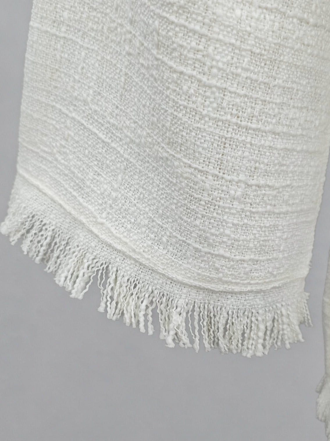 Bohemianisches Longline-Top mit strukturierter Ethno-Optik, Zierband-Details und Raw-Hem-Saum