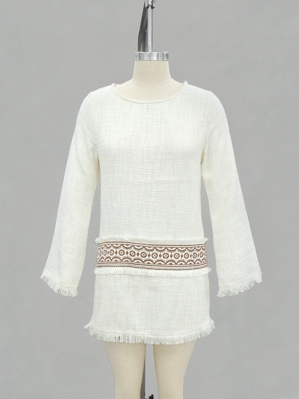 Bohemianisches Longline-Top mit strukturierter Ethno-Optik, Zierband-Details und Raw-Hem-Saum