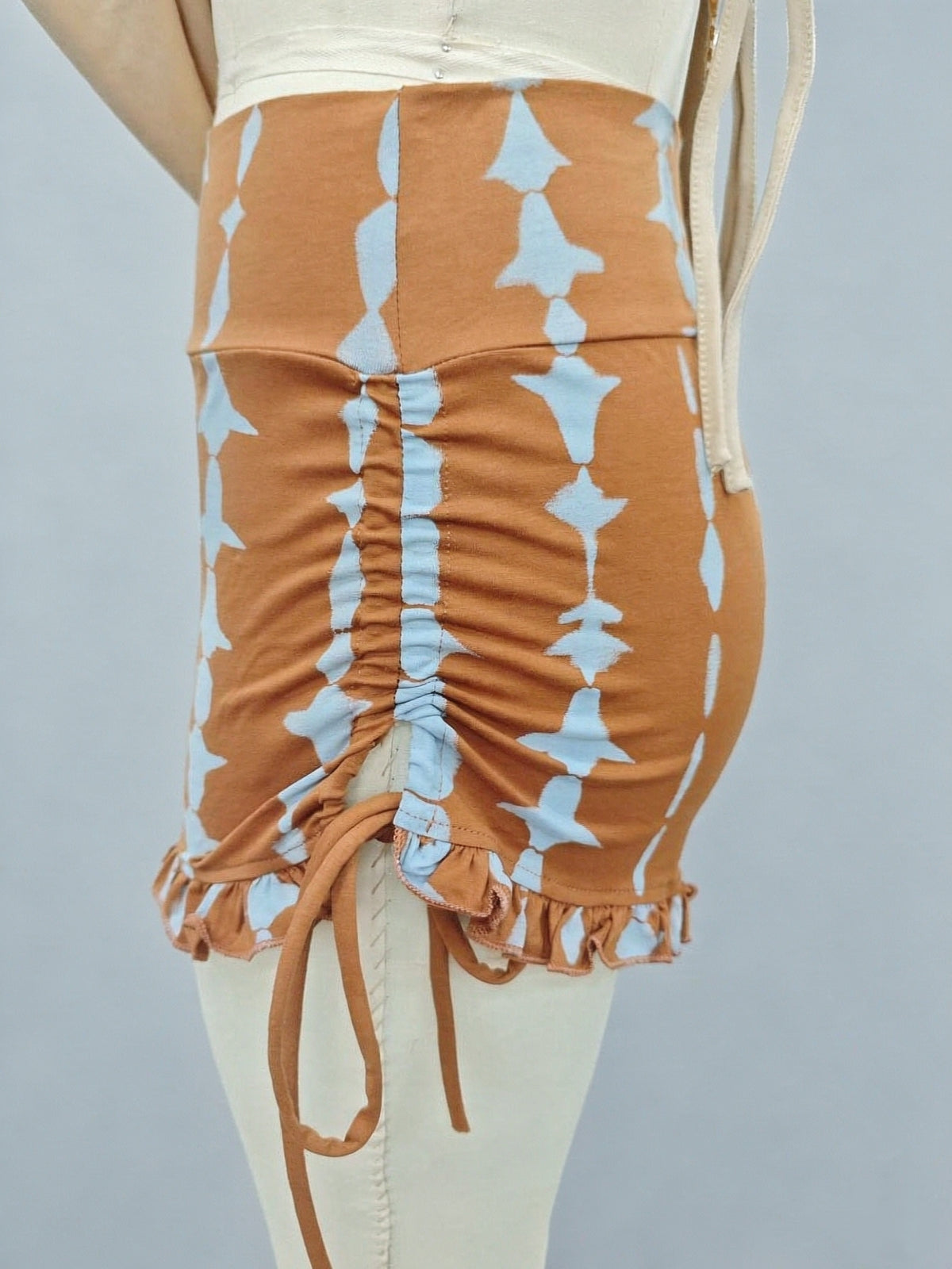 High-Waist Booty-Shorts aus Baumwollmischung im Festival-Stil