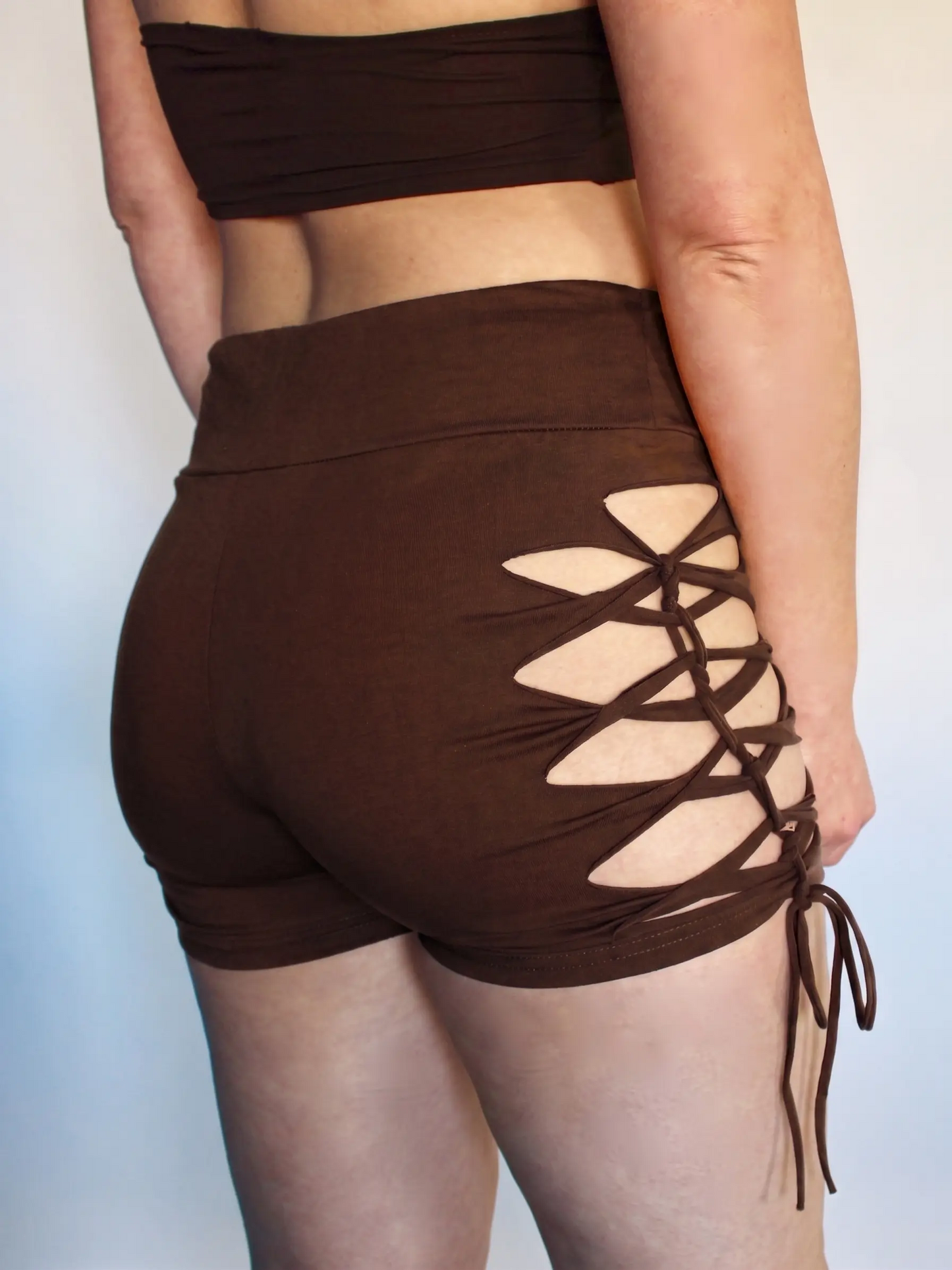 Hotpants mit Schlitz und Flecht-Design