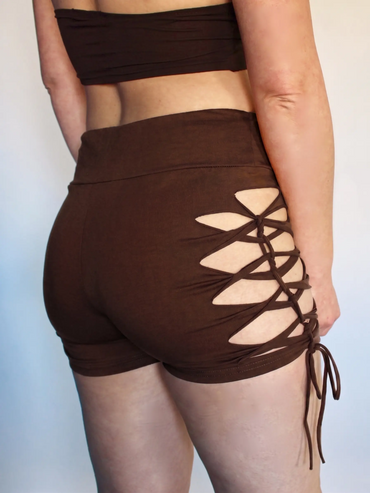 Hotpants mit Schlitz und Flecht-Design